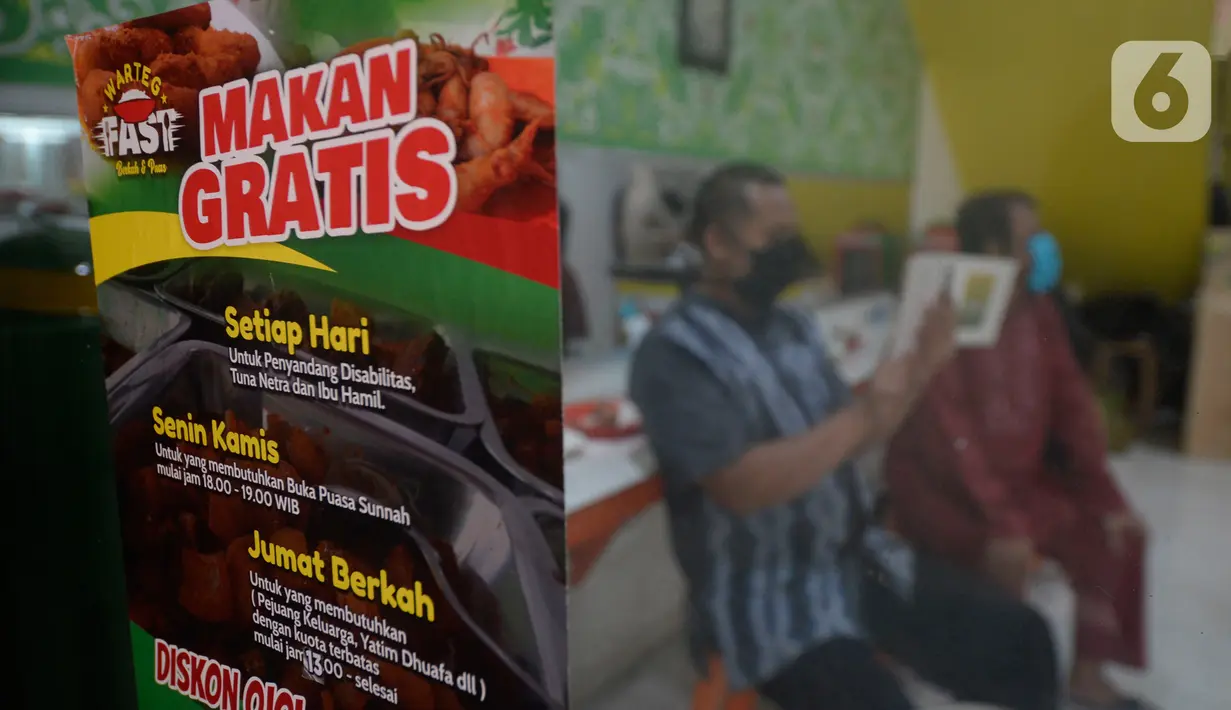Pengunjung tuna netra memilih menu makanan menggunakan panduan buku braille di Warteg FAST, Graha Raya Bintaro, Tangerang Selatan, Banten, Kamis (3/12/2020). Hari ini diperingati Hari Penyandang Disabilitas Internasional. (merdeka.com/Dwi Narwoko)