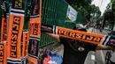 Pedagang menjual atribut syal Persija di kawasan Senayan, Jakarta, Minggu (9/12). Pedagang memanfaatkan momen pertandingan Persija Jakarta yang akan bertanding melawan Mitra Kukar. (Liputan6.com/Faizal Fanani)