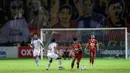 <p>Pemain Semen Padang, Genta Alparedo (kanan) berhasil melewati adangan pemain PSBS Biak, Diandra Diaz pada laga leg kedua final Pegadaian Liga 2 2023/2024 di Stadion GOR Haji Agus Salim, Padang, Sabtu (9/3/2024). (Bola.com/Bagaskara Lazuardi)</p>