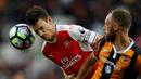 Pemain Arsenal, Laurent Koscielny, berebut bola dengan pemain Hull City, David Meyler, pada laga lanjutan Premier League, di KCOM Stadium, Sabtu (17/9/20106). (Action Images via Reuters/Lee Smith)