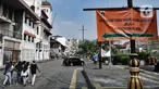Wisatawan saat mengunjungi kawasan wisata Kota Tua, Jakarta, Minggu (28/6/2020). Meski pembukaan kembali Taman Fatahillah ditunda pasca PSBB, kawasan Kota Tua mulai ramai dikunjungi wisatawan untuk menghabiskan waktu akhir pekan. (merdeka.com/Iqbal S. Nugroho)