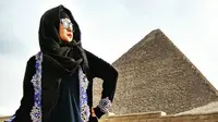 Usai menjalankan ibadah umrah, Ria Irawan berlibur ke Mesir. (via instagram.com/riairawan)