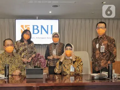 Direktur Utama BNI Royke Tumilaar (kedua kiri) didampingi jajaran Direksi BNI foto bersama di sela-sela Public Expose BNI Tahun 2020 di Jakarta, Jumat (29/01/2021). BNI menyalurkan kredit sebesar Rp 586,2 triliun atau tumbuh 5,3% YoY pada 2020. (Liputan6.com/Pool)