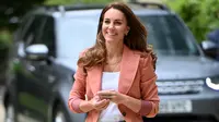 Gaya Kate Middleton Pakai Sneakers Rp1,8 Juta yang Ramah Lingkungan