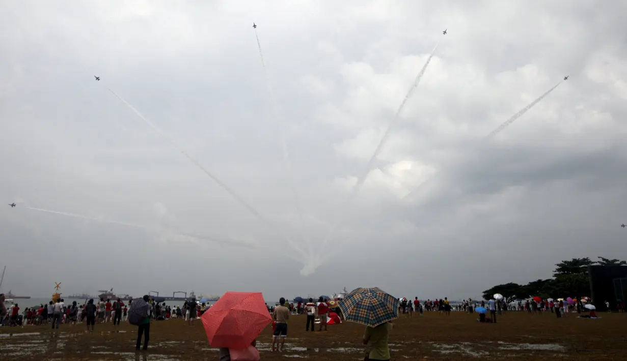 Formasi Tim aerobatik angkatan udara Singapura saat beraksi jelang Golden Jubilee pemerintahan Singapura di sepenjang pantai Selatan, Singapura, (7/8//2015) Pada hari Minggu Singapura akan merayakan 50 Tahun kemerdekaan.  (REUTERS/Edgar Su)