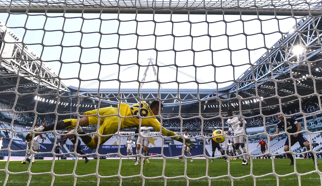 Penjaga gawang Bologna, Lukasz Skorupski gagal menghalau bola pemain Juventus, Weston McKennie dalam laga lanjutan Liga Italia di Stadion Allianz, Turin, Minggu (24/1/2021). (Foto: LaPresse via AP/Fabio Ferrari)