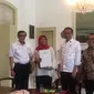 Baiq Nuril Maknun bertemu Presiden Jokowi di Istana Kepresidenan Bogor, Jawa Barat, Jumat (2/8/2019). Turut mendampingi Menteri Hukum dan HAM Yasonna Laoly dan Menteri Sekretaris Negara Pratikno. (Liputan6.com/Lizsa Egeham)