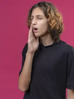 Rasa sakit pada rahang wajah dapat diminimalisir dengan latihan tongue & jaw release. (Foto/dok: Freepik/Stockking)