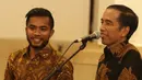 Penyerang sayap Persib, Zulham Zamrun duduk di deret terdepan begitu masuk ke Istana Negara, Jakarta, Senin (19/10/2015). (Bola.com/Vitalis Yogi Trisna)