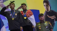 Pesilat Indonesia, Yolla Jampil dan Hendy, meraih emas pada Invitation Tournament cabang pencak silat di Padepokan Pencak Silat, Jakarta, Rabu (14/2/2018). Event ini merupakan persiapan Asian Games 2018. (Bola.com/Vitalis Yogi Trisna)