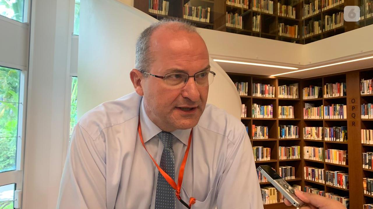 Peter van Tujil selaku Direktur Nuffic Neso