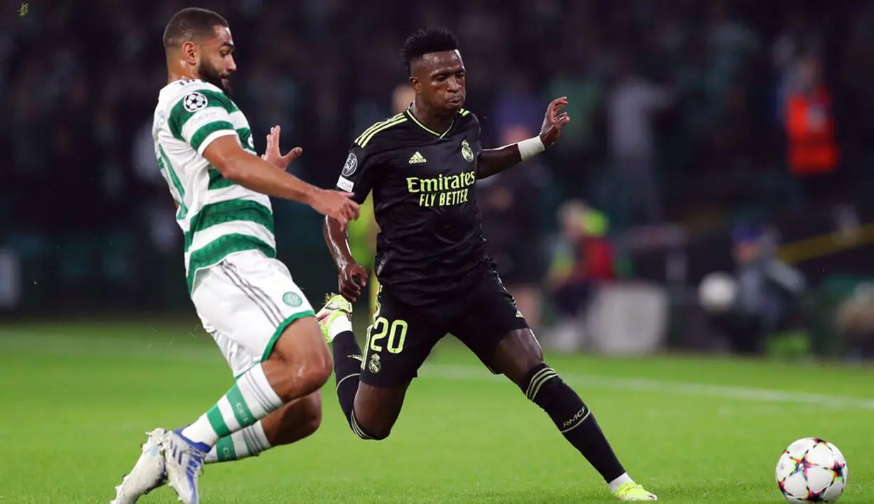 Pemain Real Madrid Vinicius Junior (kanan) berebut bola dengan pemain Celtic Cameron Carter-Vickers pada pertandingan sepak bola Grup F Liga Champions di Celtic Park, Glasgow, Skotlandia, 6 September 2022. Real Madrid mengalahkan Celtic dengan skor 3-0. (AP Photo/Scott Heppell)