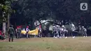 Anggota Pasukan Pengibar Bendera Pusaka (Paskibraka) melakukan saat latihan di Lapangan PP-PON, Jakarta, Selasa (11/8/2020). Latihan ini persiapan jelang pelaksanaan Upacara Peringatan 75 tahun Kemerdekaan Indonesia di Istana Negara, Jakarta. (Liputan6.com/Helmi Fithriansyah)