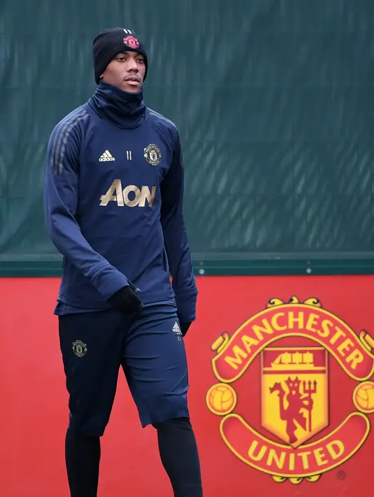 Striker Manchester United, Anthony Martial bersiap mengikuti latihan tim di Carrington di Manchester, Inggris (6/11). Manchester United akan bertanding melawan wakil Italia, Juventus pada grup H Liga Champions. (AFP Photo/Paul Ellis)