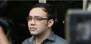 Sandy Tumiwa ditangkap karena tuduhan penyelenggaraan investasi bodong. Penangkapan sendiri dilakukan pada Kamis (26/11/2015), sekitar pukul 07.00 WIB. Terlalu banyak memakan korban, Sandy ditangkap di apartemennya.