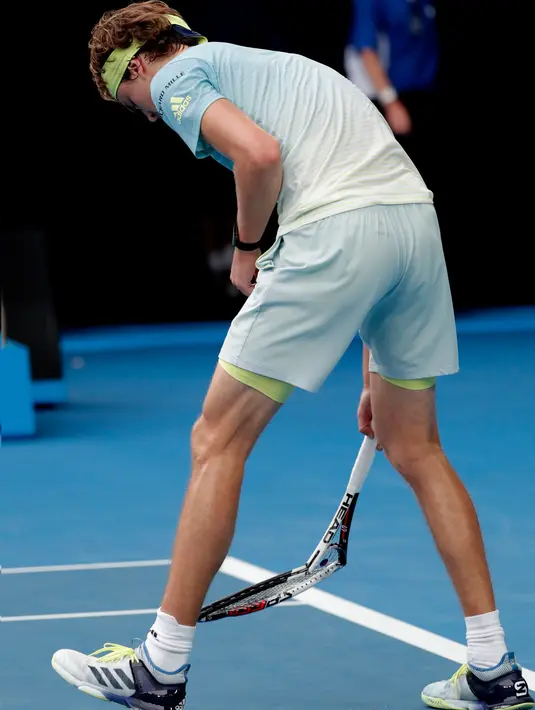 Petenis Jerman, Alexander Zverev menginjak raketnya setelah frustasi dikalahkan petenis Korea Selatan, Chung Hyeon di turnamen Australia Terbuka, 20 Januari 2018. Zverev mematahkan raket setelah kalah dalam pertarungan sengit lima set. (AP/Vincent Thian)