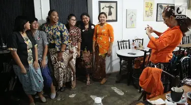 Kebaya tak hanya pantas digunakan dalam acara seremoni. Anna Maria dan sekumpulan perempuan yang tergabung dalam Chatra Kebaya menunjukkan bahwa kebaya juga pantas jadi pakaian sehari-hari. Tetap bergaya sambil menunjukkan identitas kebangsaan.