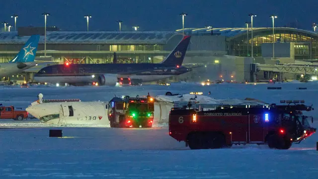 Pesawat Delta Airlines Terbalik di Bandara Toronto Kanada