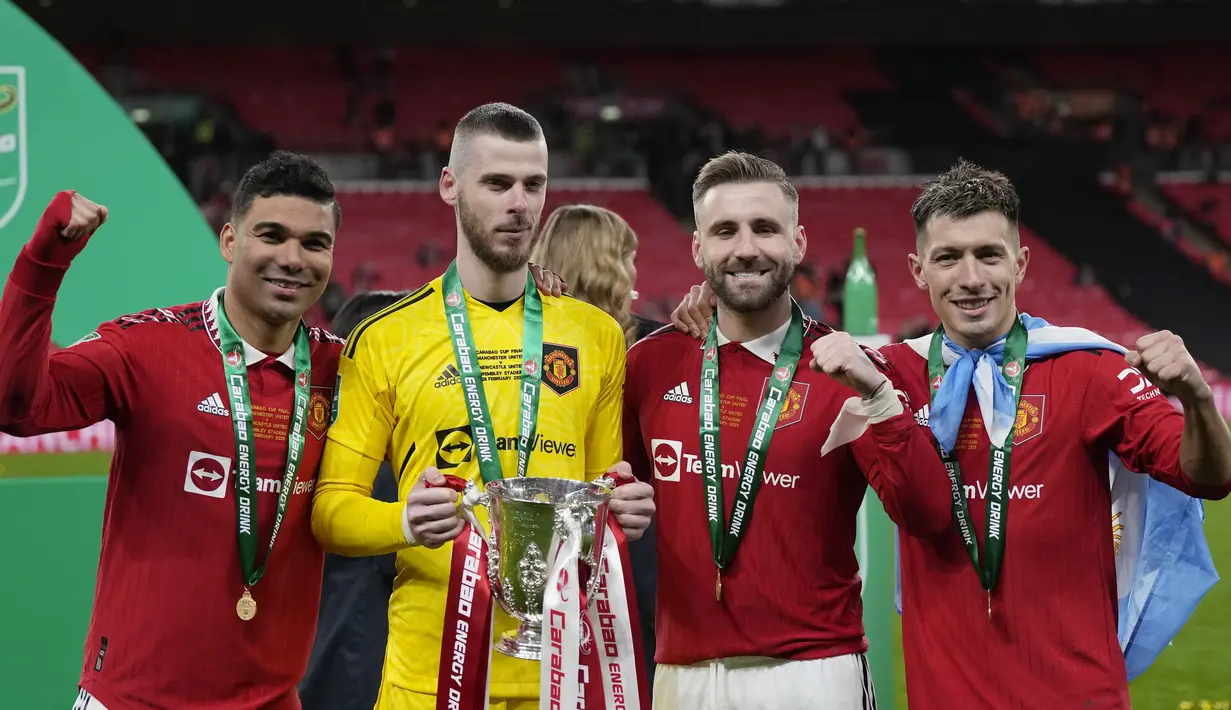 Pemain Manchester United, Casemiro, David de Gea, Wout Weghorst, dan Lisandro Martinez berpose dengan trofi Carabao Cup 2022/2023 selama perayaan juara usai mengalahkan Newcastle United pada laga final di Stadion Wembley di London, Senin dini hari WIB (27/2/2023). Casemiro mampu tampil luar biasa sebagai gelandang bertahan, pemain asal Brasil tersebut mampu membawa Manchester United membuka kedudukan melalui sundulannya di menit ke 33. (AP Photo/Alastair Grant)