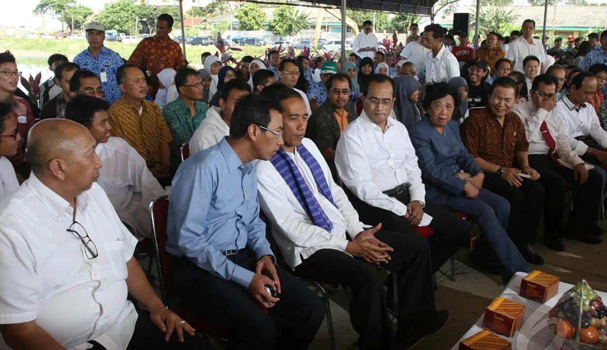 Kedatangan Jokowi untuk meresmikan lapangan mini soccer di Waduk pluit disambut hangat warga, Jakarta, Jumat (25/04/2014) (Liputan6.com/Herman Zakharia).