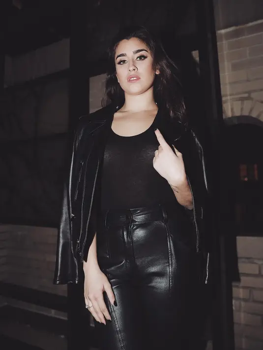 "Saat kamu tak terkoneksi dengan dirimu, kamu akan merasa malu. Kamu bisa menulis dan bercerita namun kamu tak pernah benar-benar menceritakannya," ujar Lauren. (instagram/laurenjauregui)