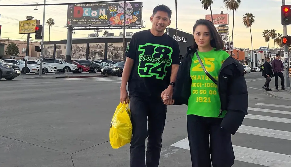 Pasangan selebriti ini begitu menikmati momen liburan bersama. Mereka terlihat bersenang-senang karena pertama kali liburan jauh bersama. Ririn dan Ibnu Jamil bahkan tampil kompak memakai outfit hitam dan hijau saat jalan-jalan berdua di jalanan kota Los Angeles, California. (Liputan6.com/IG/@ririnekawati)