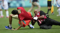 Kontroversi pun akhirnya muncul ditandai dengan tambahan waktu jelang berakhirnya babak kedua sebanyak 15 menit. Dalam kurun waktu itulah Argentina berhasil menyamakan skor pada menit ke-90+16 melalui Cristian Medina. (AP Photo/Silvia Izquierdo)