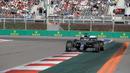 Pembalap Mercedes Lewis Hamilton memimpin balapan F1 GP Rusia di Sochi Autodrom, Sochi, Minggu (29/9/2019). Hamilton menjadi juara dan mengakhiri rentetan kemenangan Ferrari dalam tiga balapan F1 sebelumnya. (AP Photo/Luca Bruno)