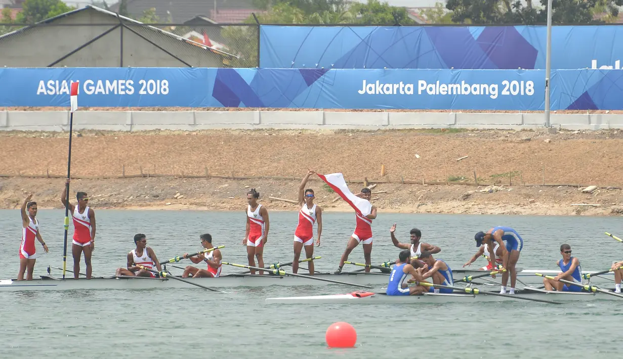 Regu dayung Indonesia berselebrasi ketika berhasil melewati garis finis pada final kelas ringan delapan putra Asian Games 2018 di Palembang, Jumat (24/8). Indonesia berhasil meraih medali emas. (ANTARA FOTO/INASGOC/Zabur Karuru/nym/18.)