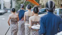 Ilustrasi budaya, Jawa. (Photo by Renda Eko Riyadi: https://www.pexels.com/photo/people-wearing-traditional-dress-2912492/)