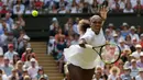 Petenis AS, Serena Williams melakukan servis ke arah petenis Jerman, Julia Gorges pada semifinal Wimbledon 2018 di London, Kamis (12/7). Serena berhasil mengalahkan Julia Goerges dalam tempo 1 jam 10 menit dengan skor 6-2 dan 6-4. (AP/Tim Ireland)