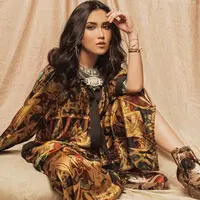 Pedangdut cantik yang memiliki nama asli Ayu Rosmalina ini selalu memperhatikan penampilannya. Maklum, Ayu adalah salah satu publik figur ternama Tanah Air. Maka tak heran Ayu sering gonta-ganti gaya rambut. Salah satunya saat rambut panjangnya dibuat bergelombang. (Liputan6.com/IG/@ayutingting92)