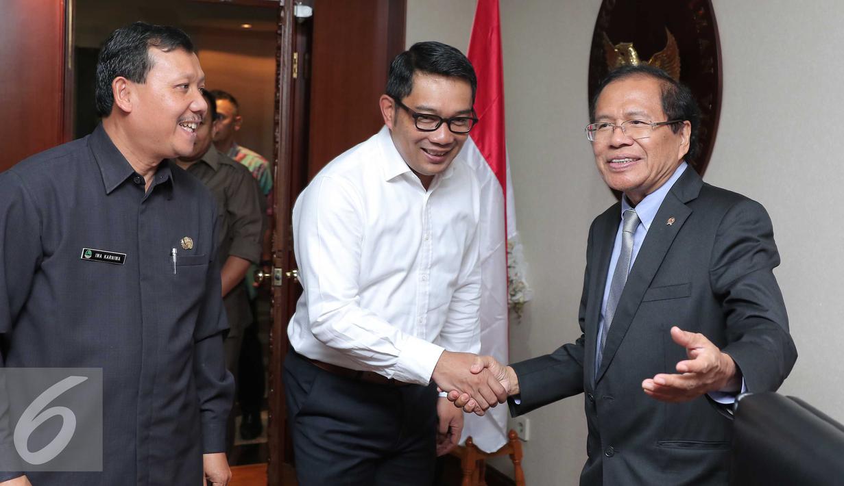 Wali Kota Bandung Ridwan Kamil (tengah) bersalaman dengan Menko Kemaritiman, Rizal Ramli saat tiba  untuk menggelar rapat di Jakarta, Selasa (24/11). Rapat membahas pembuatan tol dalam Kota Bandung untuk mengurangi kemacetan. (Liputan6.com/Angga Yuniar)