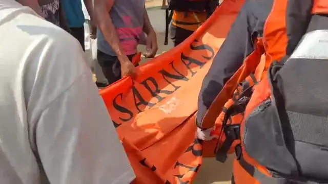 Proses evakuasi jasad nelayan tenggelam setelah perahu yang ditumpanginya terbalik di perairan Sungai Burung.