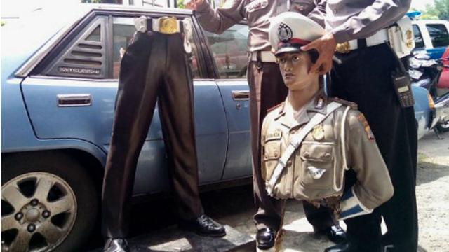 Patung Polisi Simpang Empat Sudirman Dirusak Orang Gila