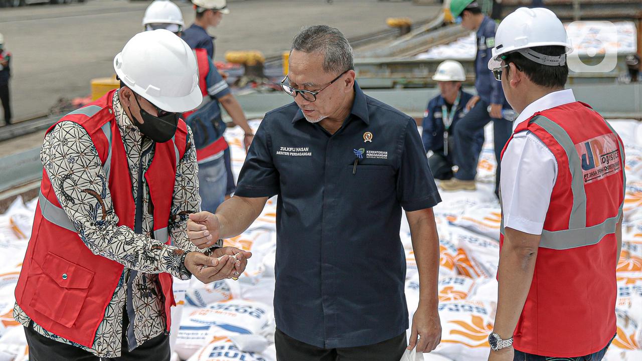 Budi Waseso dan Zulkifli Hasan Tinjau Kedatangan Beras Impor di Pelabuhan Tanjung Priok