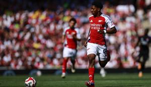 Gelandang Arsenal asal Inggris bernomor punggung 49, Myles Lewis-Skelly, berlari dengan bola selama pertandingan sepak bola persahabatan pra-musim untuk final Piala Emirates antara Arsenal melawan Lyon, di Stadion Emirates, London, 11 Agustus 2024. (BENJAMIN CREMEL/AFP)