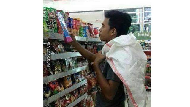 6 Kelakuan Kocak Bapak-Bapak saat Belanja Ini Bikin Ngakak