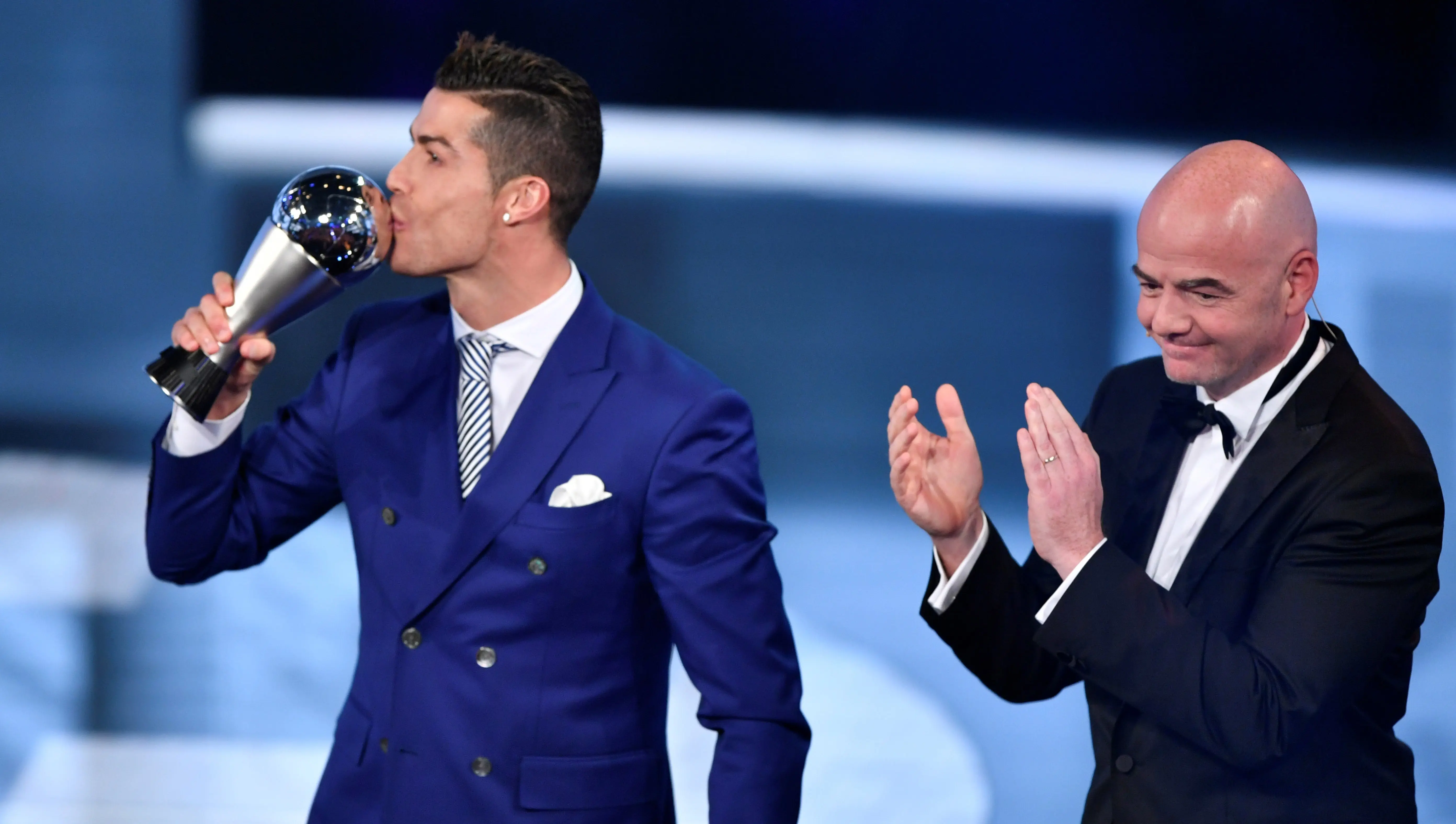 Cristiano Ronaldo jadi pemain terbaik FIFA 2016. (AFP/Fabrice Coffrini)