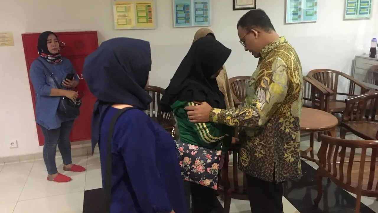 Anies Baswedan menyambangi anggota pemadam kebakaran yang terluka