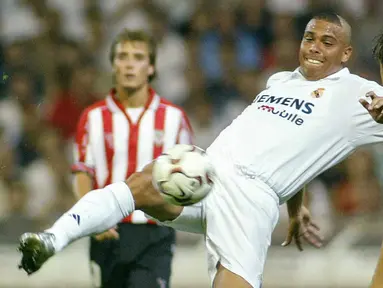 Ronaldo Nazario bisa dibilang sebagai striker dengan paket komplit dalam sejara sepak bola. Kecepatan, keterampilan, dan ketajaman yang berpadu dengan kemampuan dua kaki hebatnya, menjadikan dirinya sebagai ancaman besar lini pertahanan lawan. (AFP/Javier Soriano)