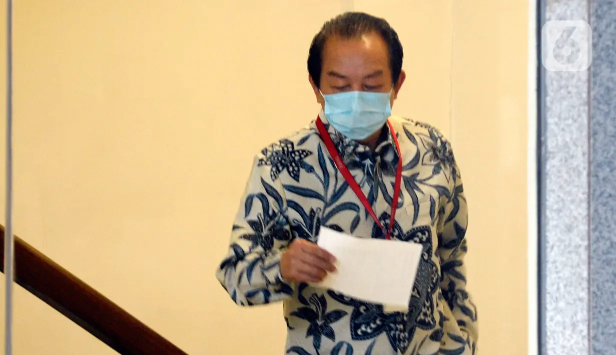 Advokat, Hardja Karsana Kosasih menunggu akan menjalani pemeriksaan di Gedung KPK, Jakarta, Rabu (20/5/2020). Hardja diperiksa sebagai saksi untuk menelusuri aset-aset tersangka mantan Sekretaris Mahkamah Agung (MA), Nurhadi. (merdeka.com/Dwi Narwoko)