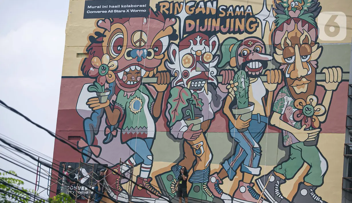 Seniman membuat mural dalam acara Converse City Forest di Fatmawati, Jakarta, Sabtu (6/3/2021). Acara yang digagas di 14 kota di seluruh dunia merupakan ajang kampanye untuk membersihkan udara yang diimplementasikan dengan mural bertema mendobrak batas-kesetaraan ras. (Liputan6.com/Faizal Fanani)