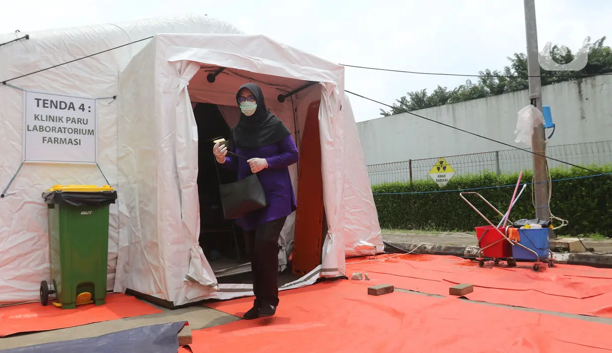 Seorang wanita mengenakan masker dan sarung tangan saat dilakukan pemeriksaan mandiri virus corona COVID-19 di rumah sakit rujukan RSUD Pasar Minggu, Jakarta Selatan, Kamis (26/3/2019). Pemeriksaan diikuti Orang Dalam Pemantauan, Pasien Dalam Pengawasan, dan suspect. (Liputan6.com/Herman Zakharia)
