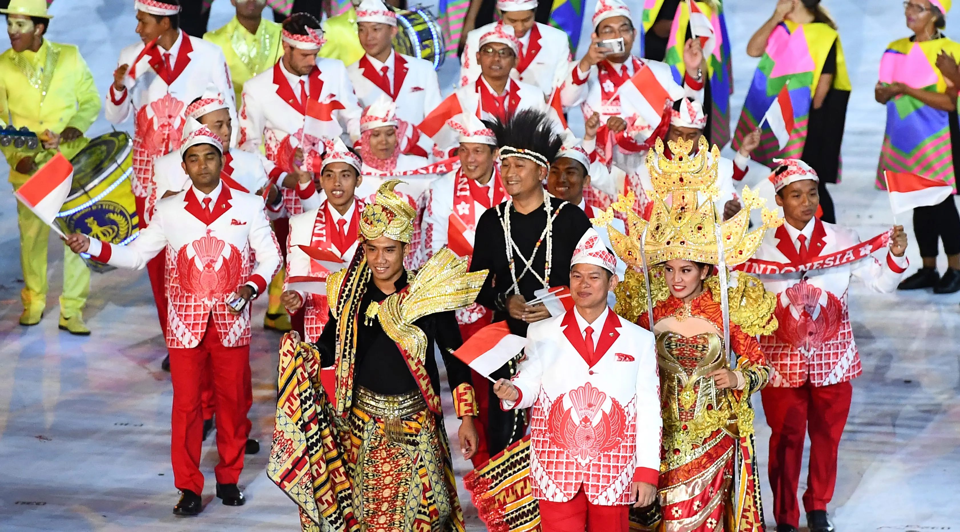 Kontingen atlet Indonesia saat mengikuti parade upacara pembukaan Olimpiade 2016 di Stadion Maracana, Rio de Janeiro, Brasil (5/8).Kostum yang digunakan para kontingen merupakan paduan jas dan batik. (FRANCK FIFE / AFP)