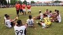 Pelatih Persija, Paulo Camargo, memberikan instruksi kepada anak asuhnya saat laga ujicoba melawan Barito Putera di Stadion Bea Cukai, Jakarta, Selasa (5/4/2016). Kedua tim bermain imbang 2-2. (Bola.com/Vitalis Yogi Trisna)