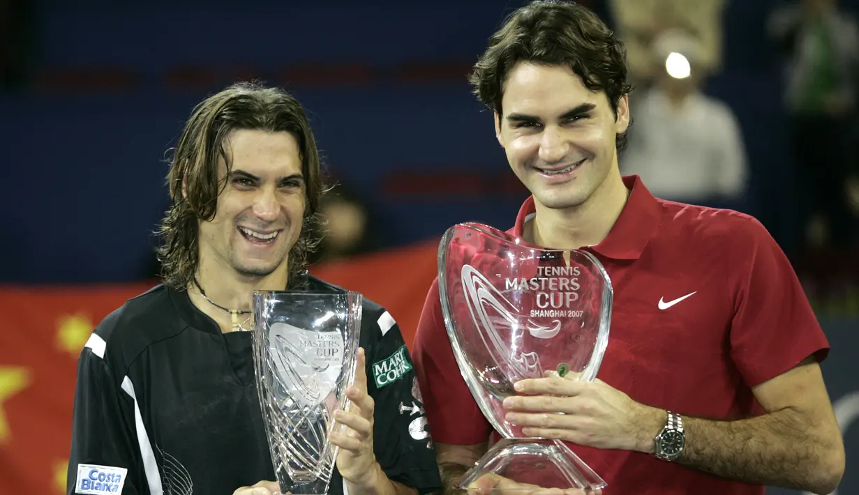 4. Tahun 2007 - Roger Federer (Swiss) berhadapan dengan David Ferrer (Spanyol) dalam partai final yang berlangsung di Qi Zhong Stadium, Shanghai, Cina (18/11/2007). Roger Federer menang dengan skor 6-2, 6-3, 6-2. (AFP/Peter Parks)