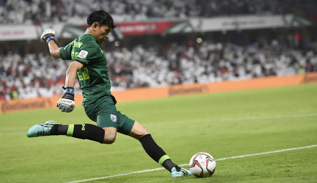 Chatchai Budprom - Kiper berusia 34 tahun ini harus absen di laga final AFF 2020. Chatchai Budprom mengalami cedera anterior cruciate ligament (ACL) lutut kiri dalam laga leg kedua semifinal kontra Vietnam. (AFP/Khaled Desouki)