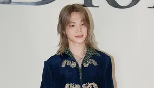 Jimin BTS Melenggang ke Paris Fashion Week, Gaya Rambut dan Jas Ekor Beludru Curi Perhatian