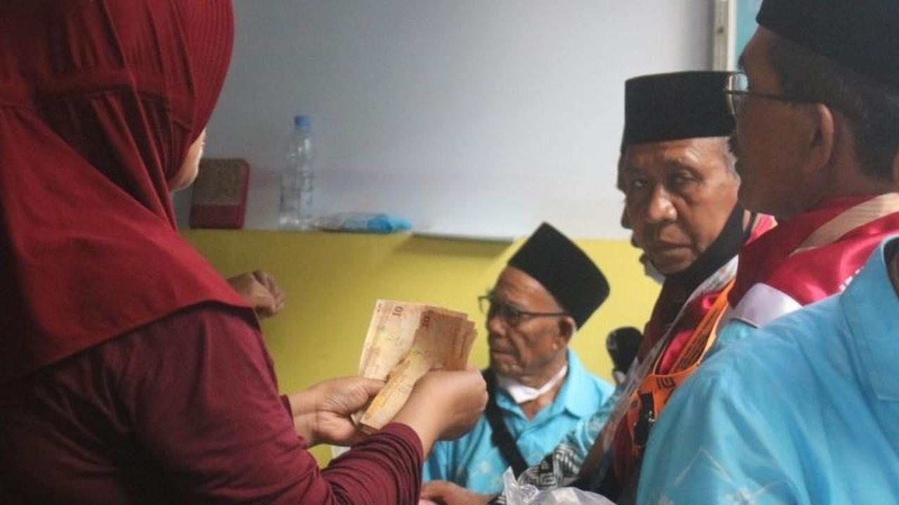 Ratusan Jamaah Haji NTB Serbu Lokasi Penukaran Uang Riyal di Asrama Haji